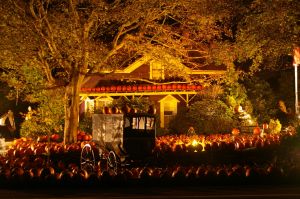Halloween Haus Kürbise Haus mit vierlen Kürbisen dekoriert