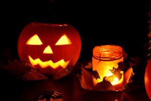 Halloween Kürbis Dekokerze Beleuchteter Kürbis und eine Kerze