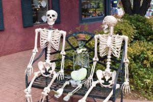 Halloween Skelette Skelett-Familie auf einer Bank